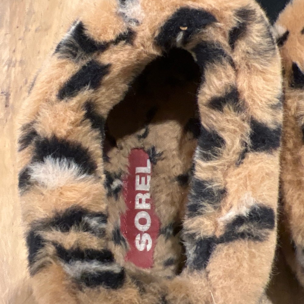 Sorel Leopard Faux Fur Slip-On Slippers | Women’s 8 | Cozy Coffee Run Shoes $100 - Picture 2 of 5